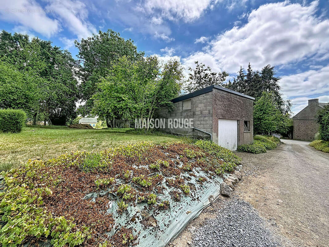 TRESSE - Maison en pierre à rénover avec jardin de 900 m², garage et beau potentiel d'aménagement - photo 14