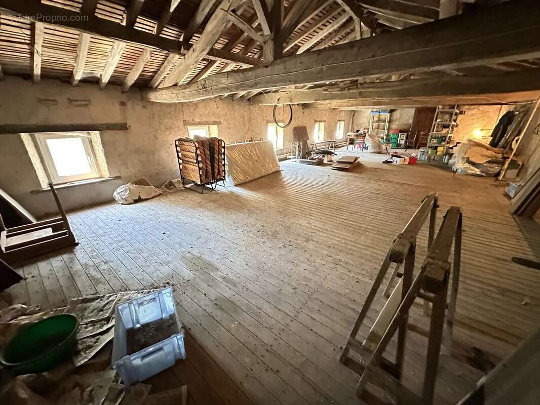 Longère entre Bressuire et La Chapelle-Saint-Laurent, 3 chambres avec granage en pierre - photo 3