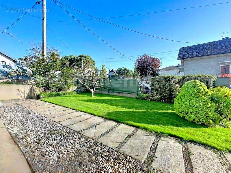 Maison_jumelée_cuisine_equipée_Annemasse_proche_commerces_bus_tram_ceva_gare_frontieres_suisse_genève_sejour_cuisine_ouverte_degagement_chambre_terrasse_terrain_ - Maison à ANNEMASSE