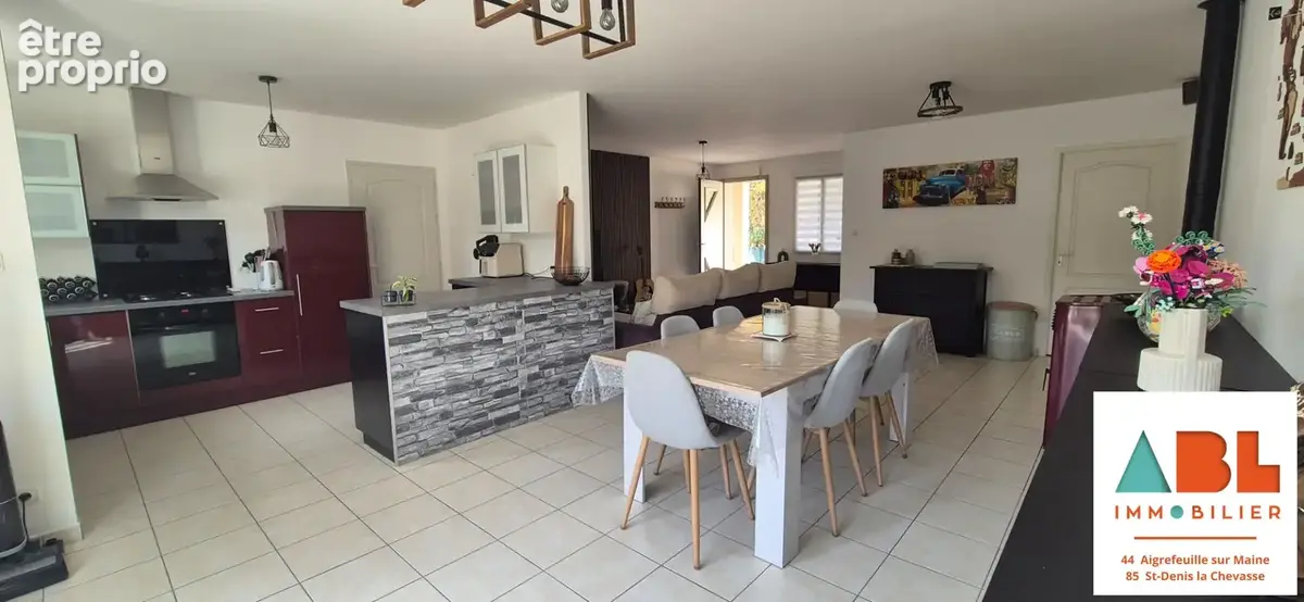 Maison 95 m² de plain-pied   3 chambres  Centre de Saint-Denis-la-Chevasse - photo 2