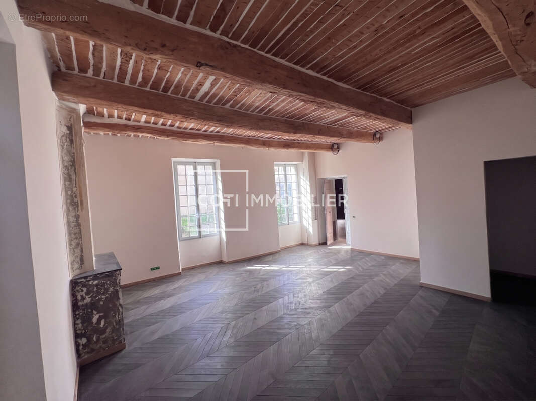 Appartement de caractere au coeur de lourmarin - place de l'ormeau - photo 2