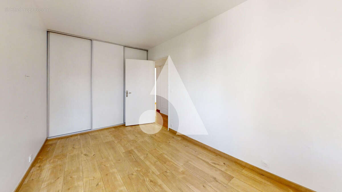 Appartement trois pièces avec balcon et cave Rue des Fauvelles 70 m2 - photo 5