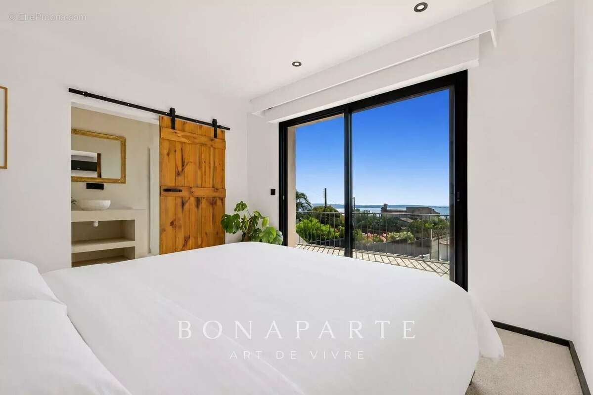 Aux portes de SUPER CANNES, élégante villa entiérement rénové - vue mer panoramique - position dominante - photo 15