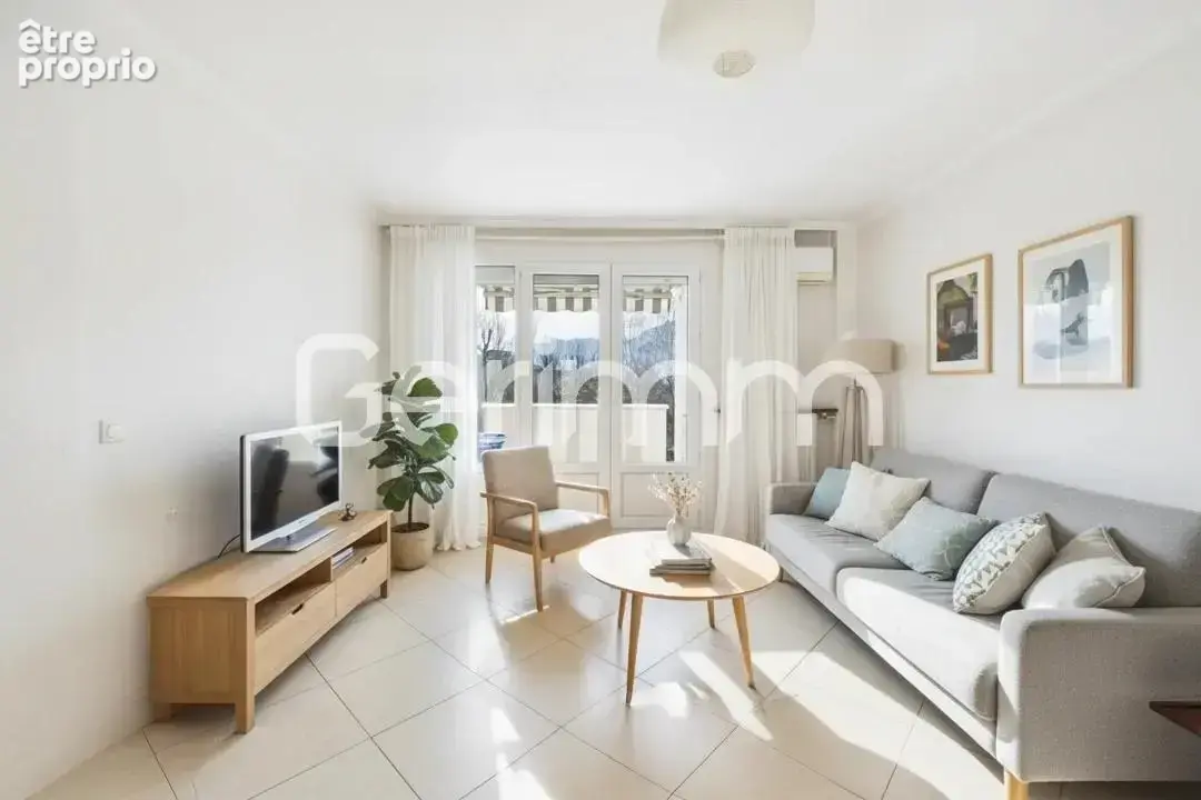 Vente - Appartement - 3 pièces + cuisine - 75 m² - 215 000 € - - photo 2