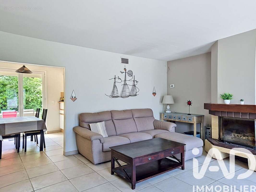Photo 2 - Maison à LE MESNIL-SAINT-DENIS