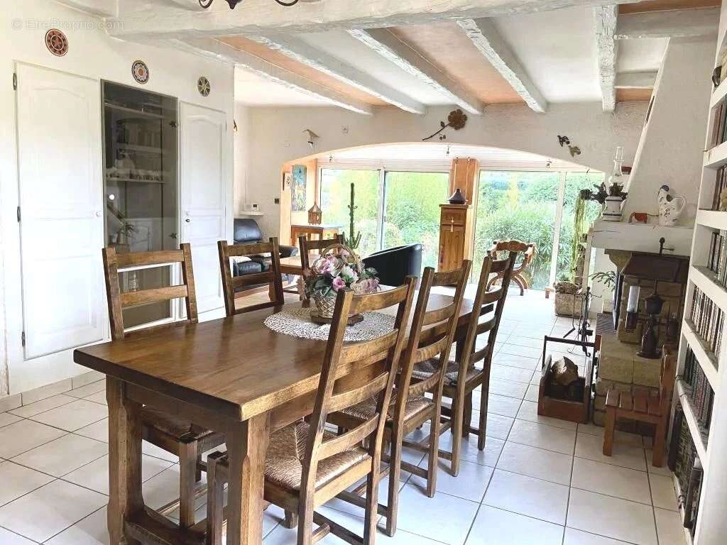 À vendre, villa de type 4 avec studio et piscine, sur un terrain de 11 230 m². - photo 7
