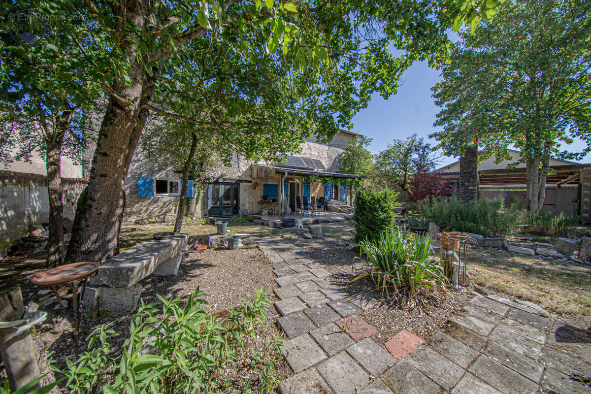 Maison de charme de 165 m2 avec dépendances - photo 31