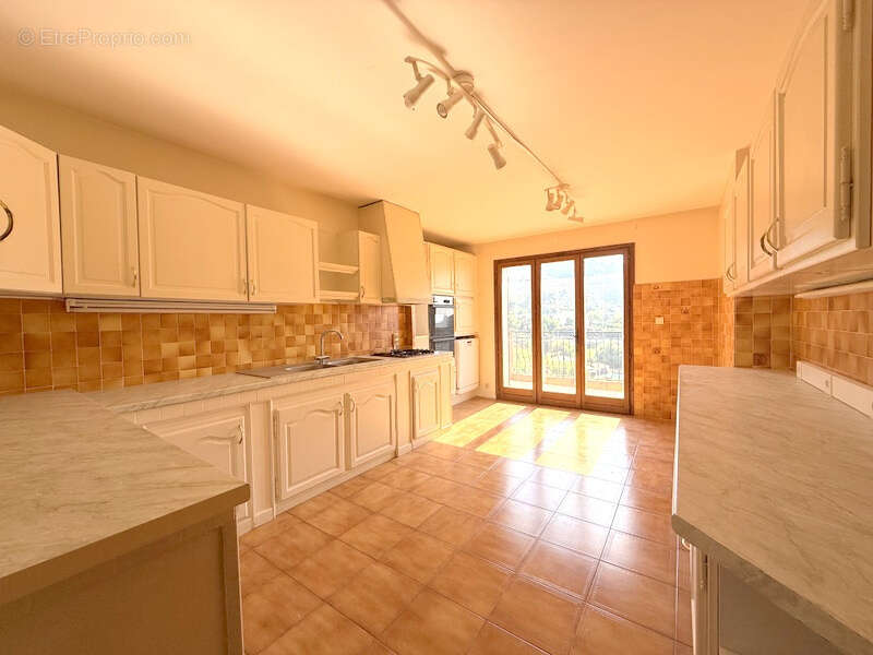 Grand 4 pièces au dernier étage de maison avec terrasses, parkings et vue mer. - photo 3