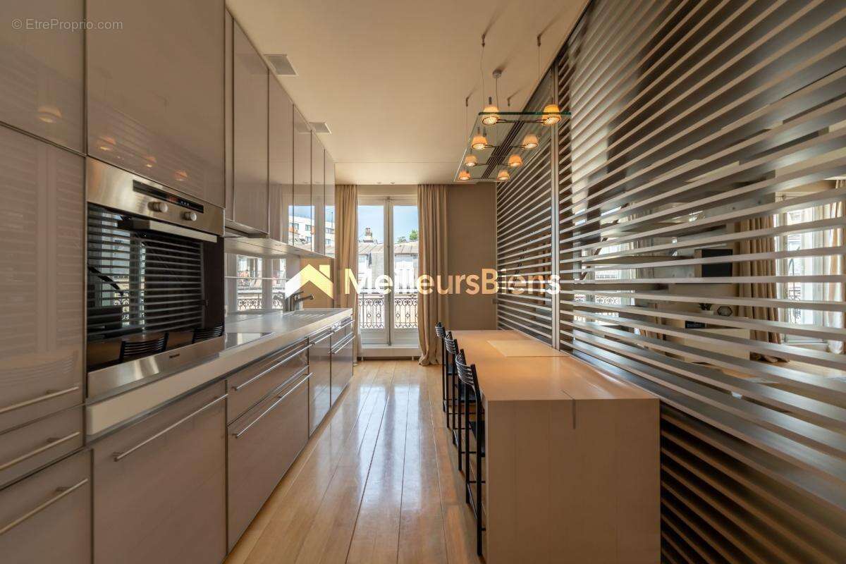Une adresse emblématique au sein du Triangle d'Or  Duplex de réception signé Wilmotte - photo 9