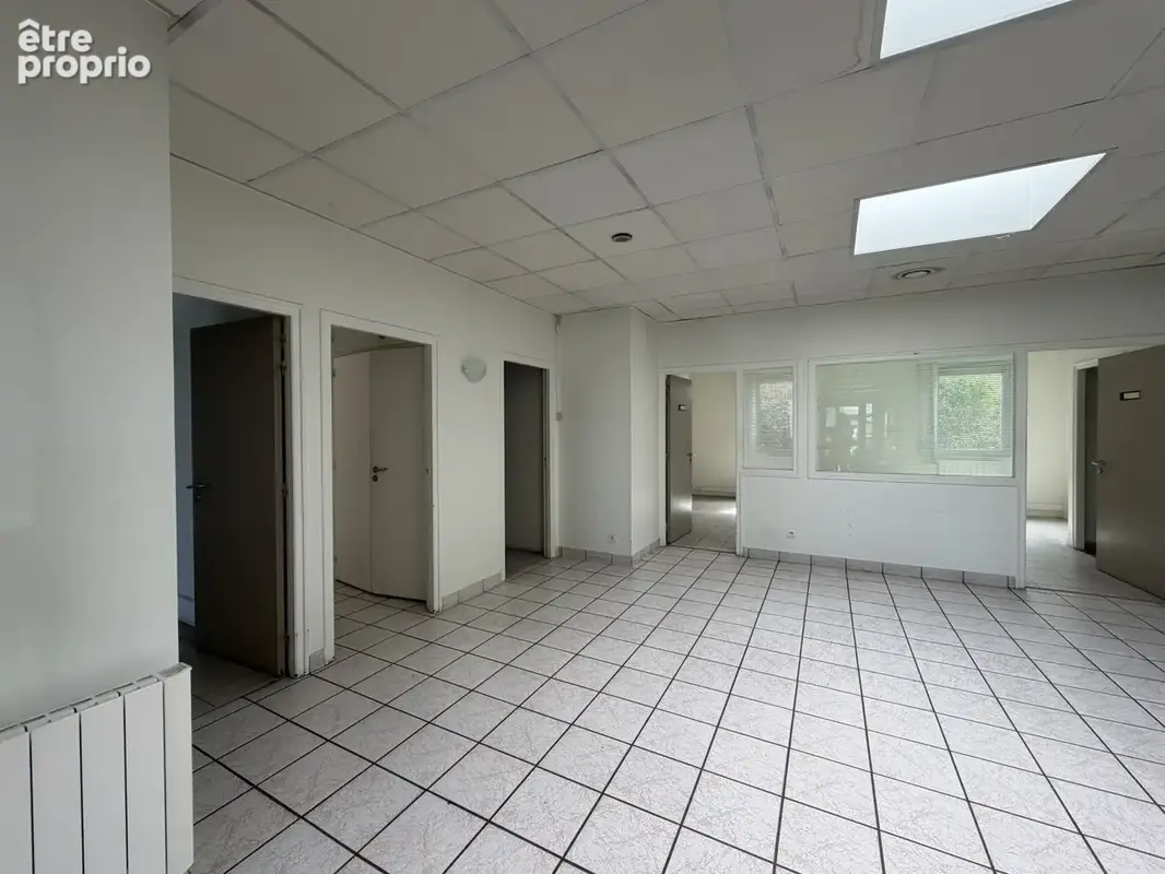 Locaux Professionnels - Zone INGRE - 375 m2 Plain Pied - photo 5