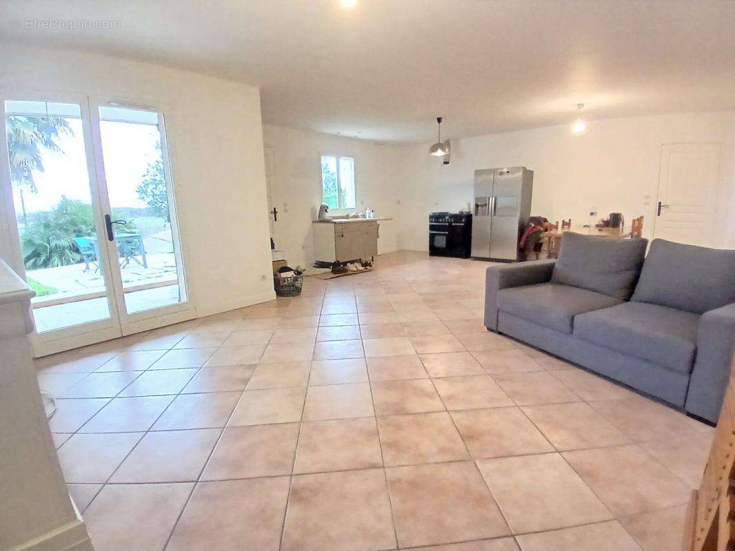 Maison à ROULLET-SAINT-ESTEPHE