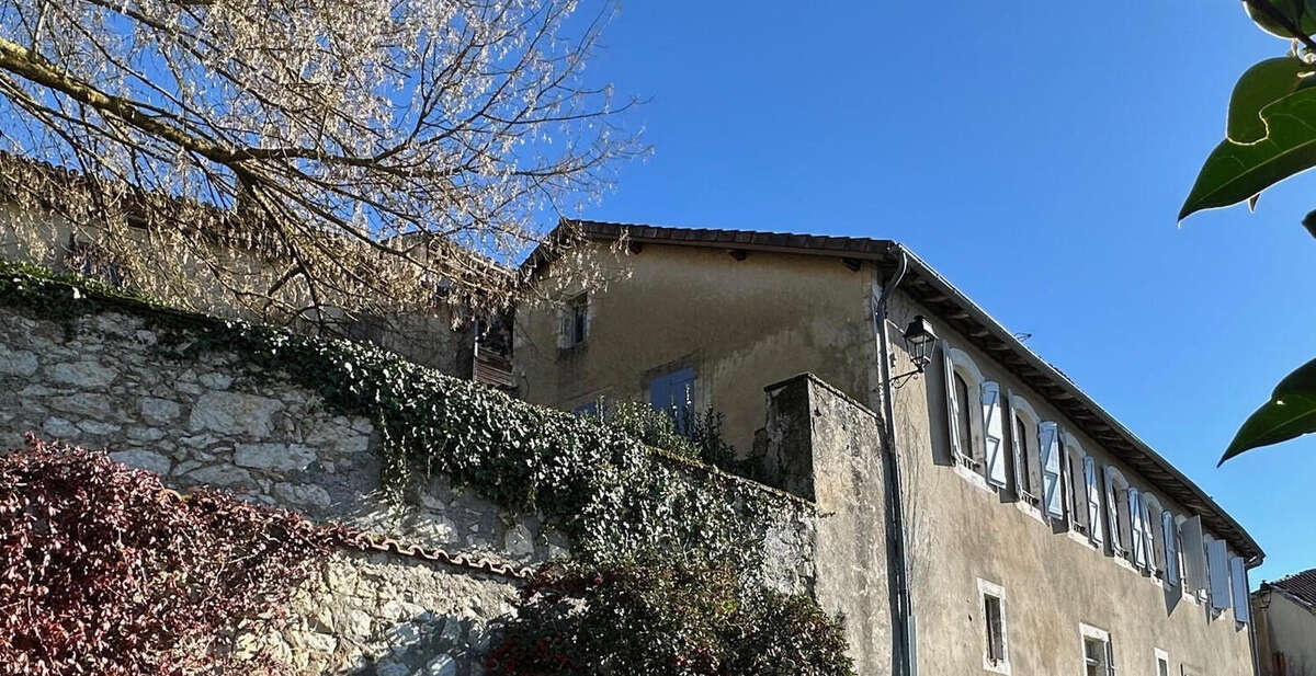 facade sud et rempart - Maison à AUCH