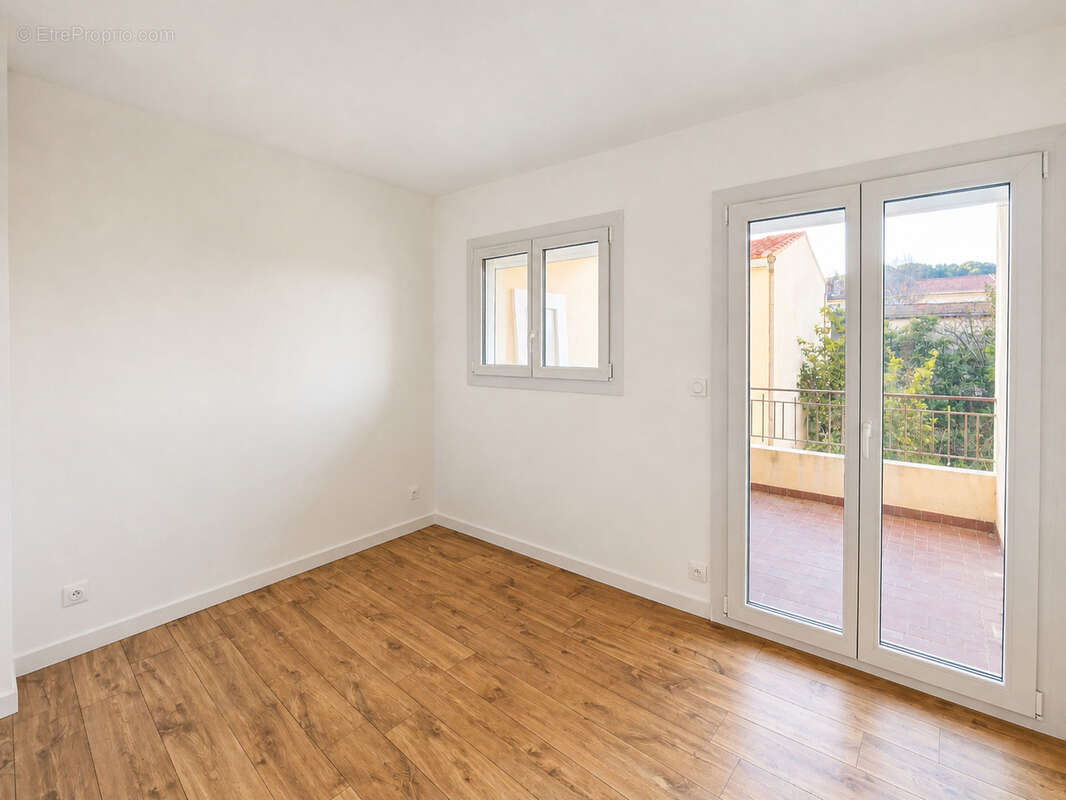 T4 lumineux 95 m2   Terrasse, parking & cave   La Seyne-sur-Mer - photo 4