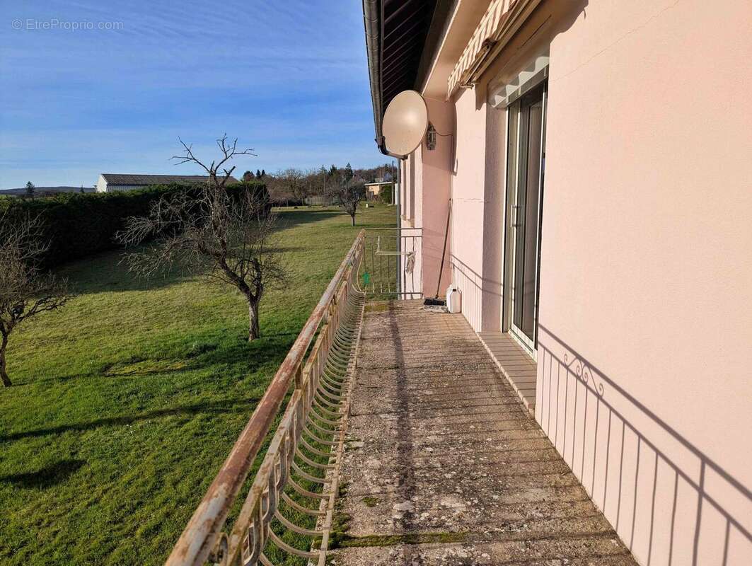balcon maison à Mailly le Château - Maison à MAILLY-LE-CHATEAU