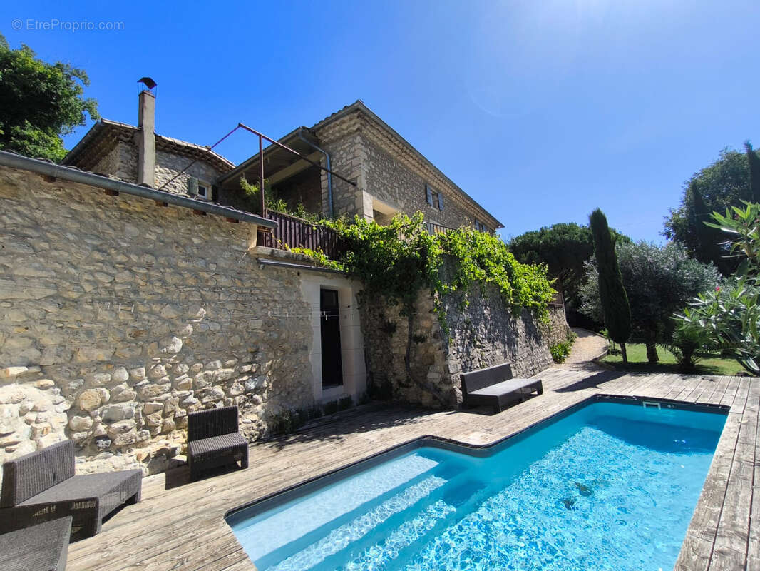 Mirmande. propriete en pierre de pays. renovee en totalite  223.72 m2. parc 1527m2 clos. piscine. dependances - photo 3