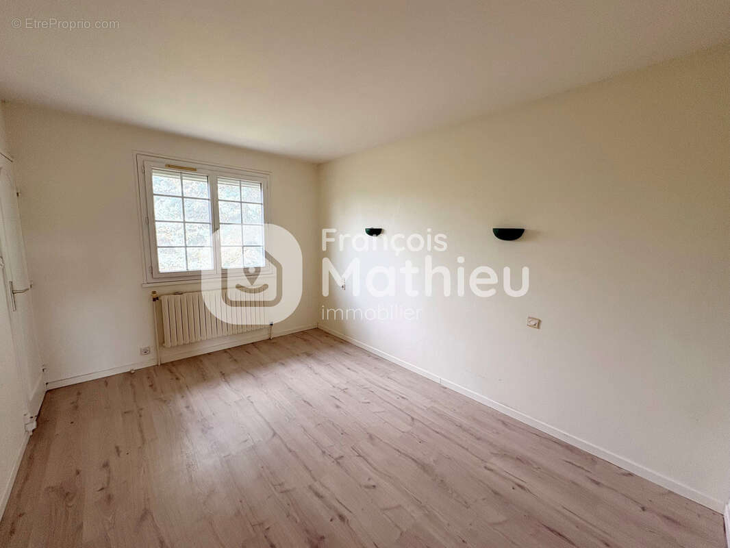 Ambérieux en Dombes : maison sus sous-sol 143m2 hab - 5 pièces + grand garage - 1 304m2 de terrain - photo 7