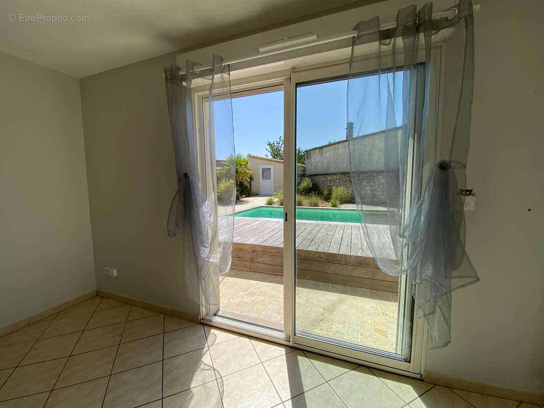 Maison de Plain-Pied, trois chambres, jardin avec piscine. - photo 2