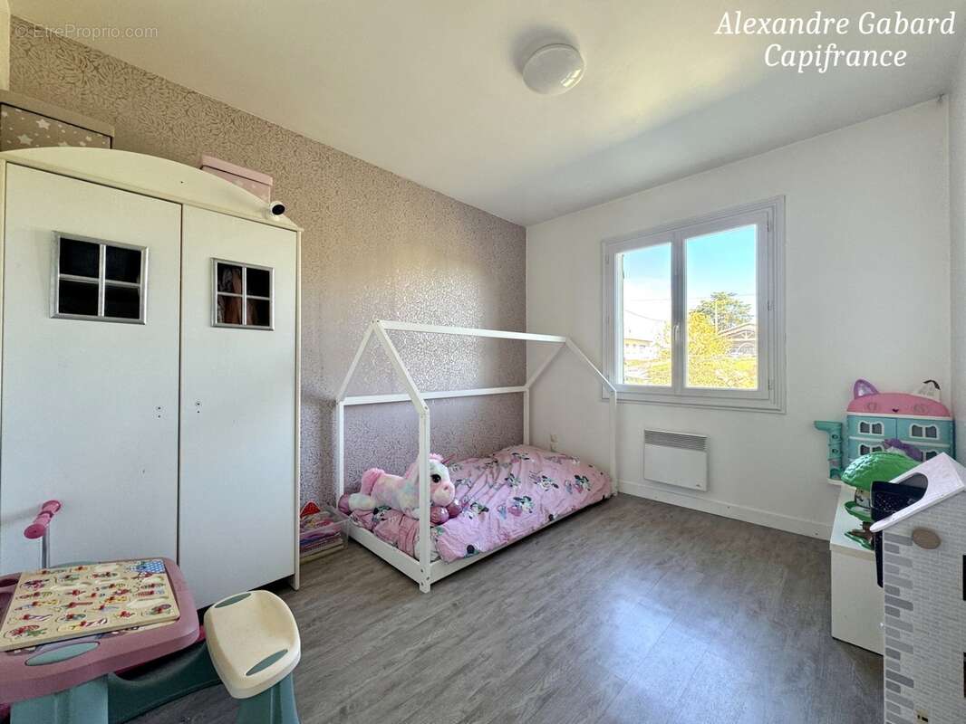 Maison traditionnelle - 3 chambres et bureau - Véranda - Garages - Jardin - photo 12