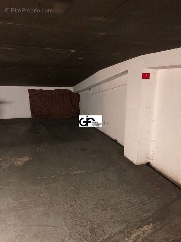 Parking à PARIS-16E