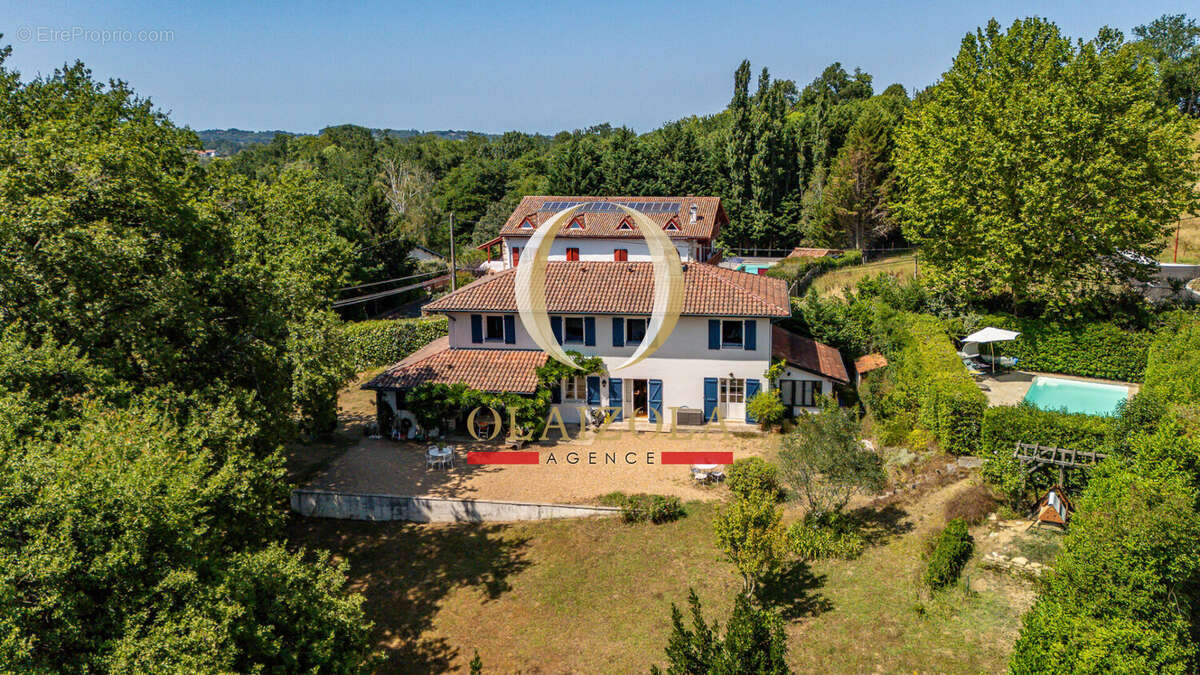URRUGNE - Maison familiale de caractère avec piscine et vaste terrain Vue Rhune. - photo 12