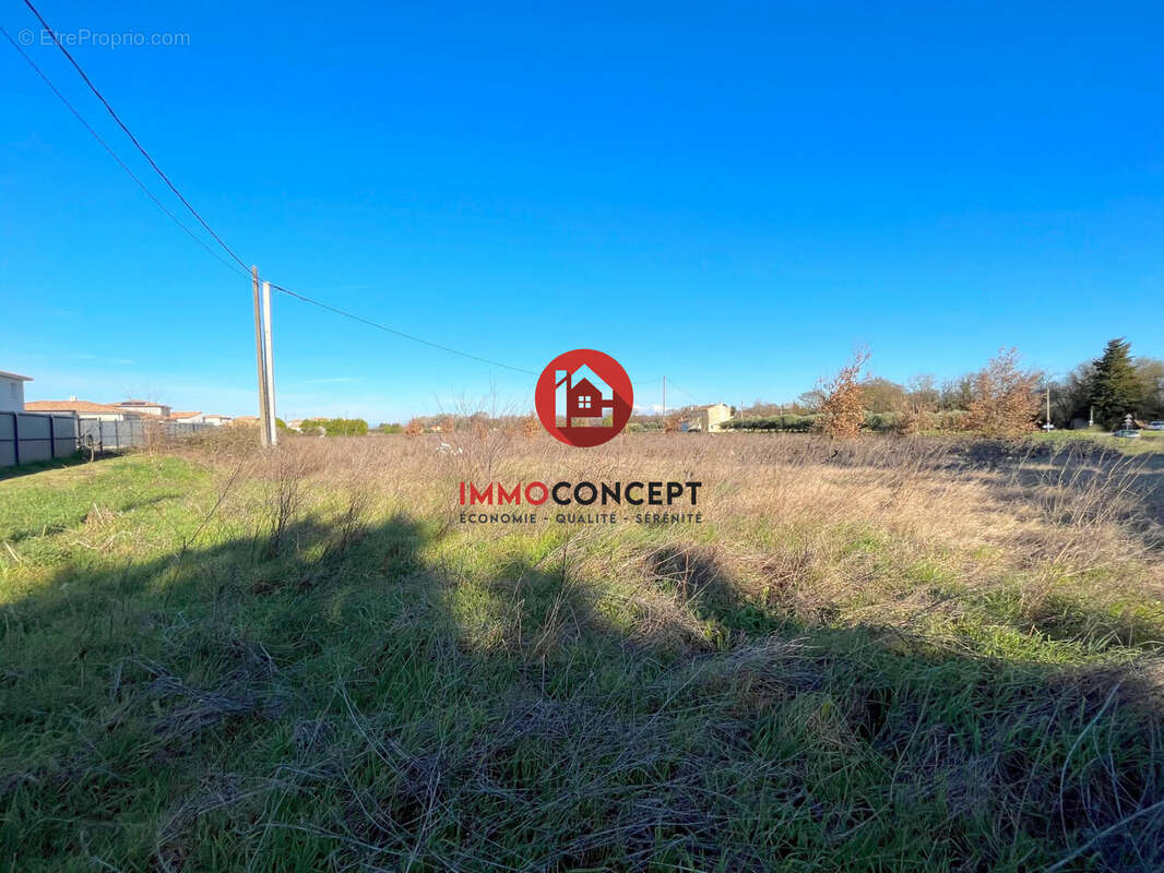 Terrain à LAUDUN-L&#039;ARDOISE
