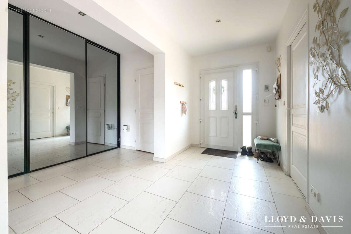 Entrée  rangements et circulation optimisée - Maison à SAULX-LES-CHARTREUX