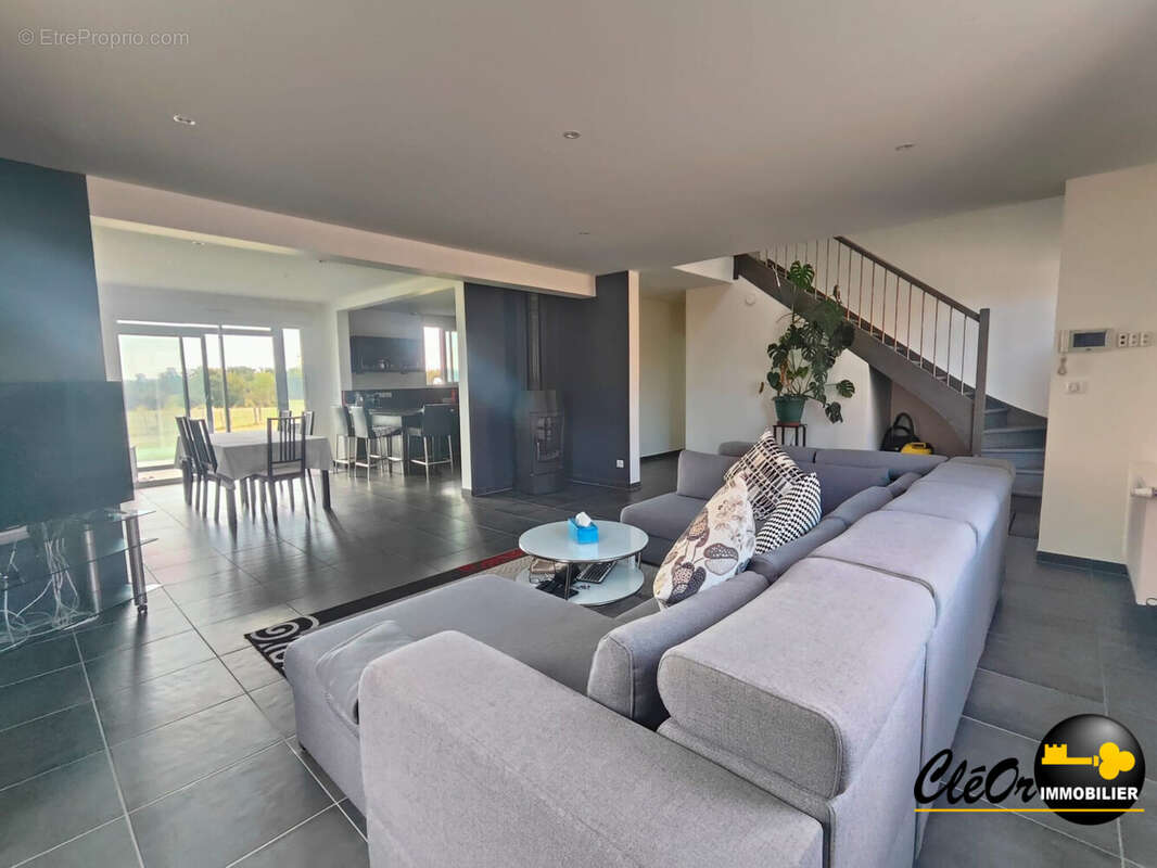 Maison 190 m² à La Chapelle-Saint-Sauveur  - photo 5