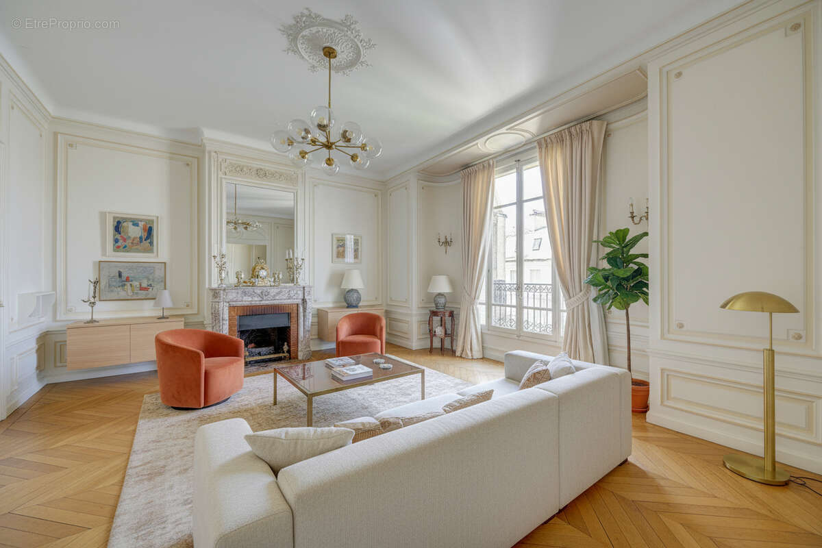 Appartement à PARIS-16E