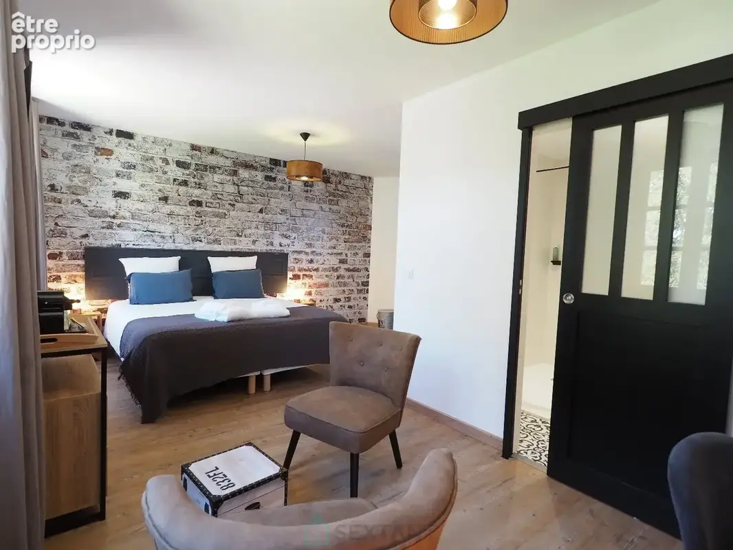 Un cadre atypique, une bâtisse en pierres récemment rénovée et équipée à neuf : Chambres d'hôtes, salle sports - fitness, espace - photo 8