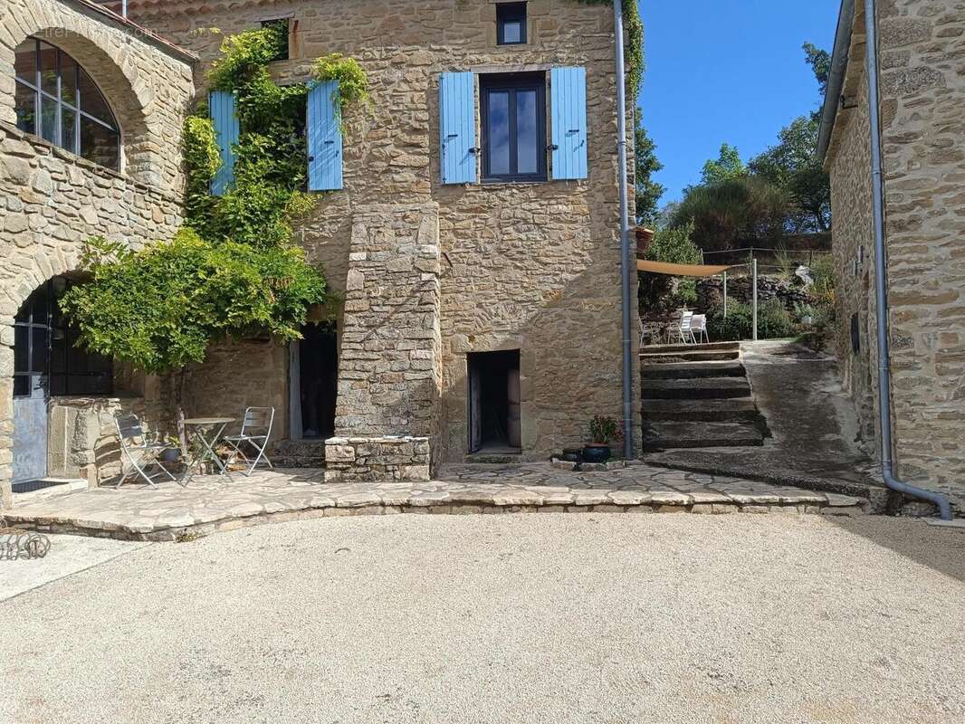 Maison 320 m² à Eyzahut  - photo 8