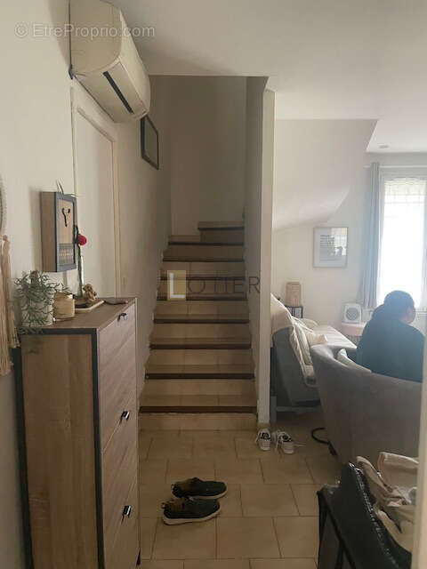 À Rodilhan, village tout près de Nîmes, appartement type 4 avec garage  garage - photo 8
