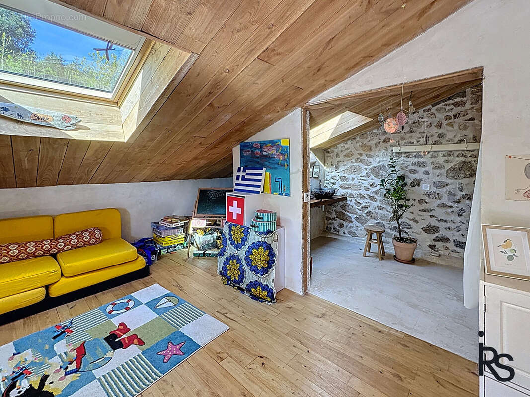 une maison ardéchoise rénovée de 261 m2 habitables, avec 4600 m2 de jardin en terrasses. - photo 10