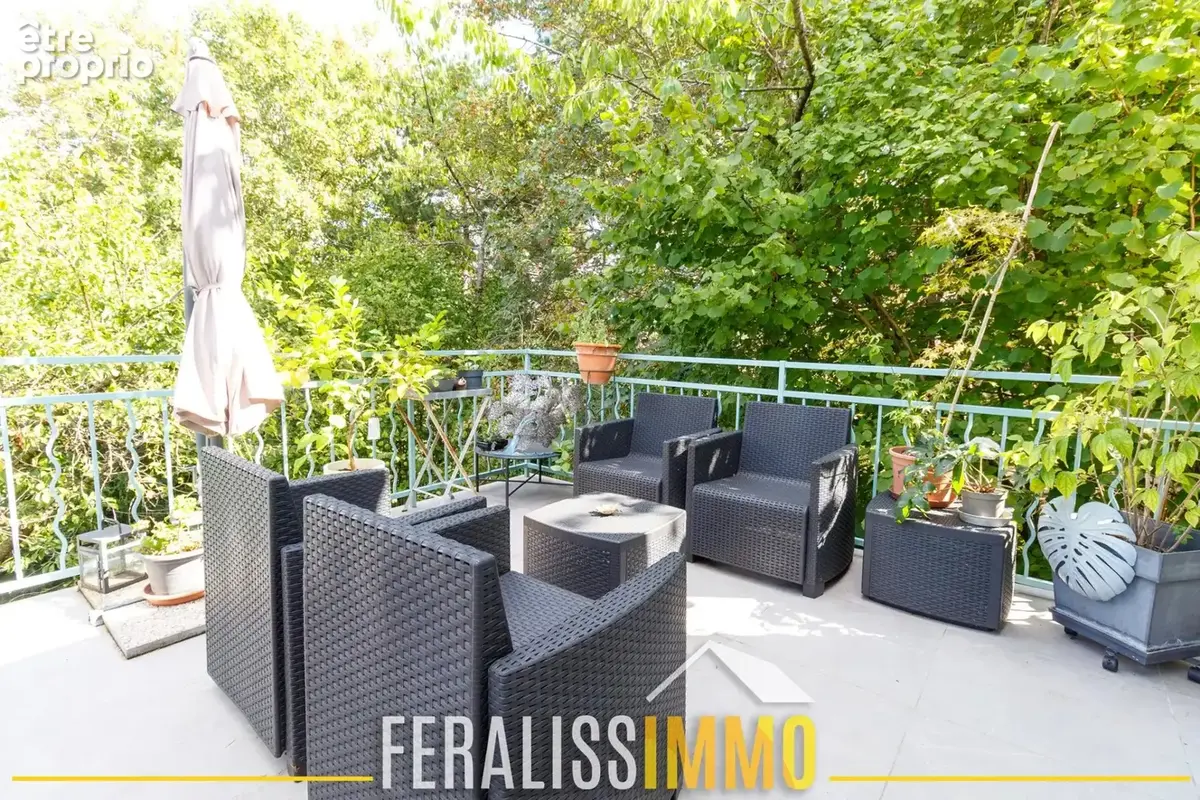 Dans un écrin de verdure, maison familiale édifiée sur sous- - photo 19