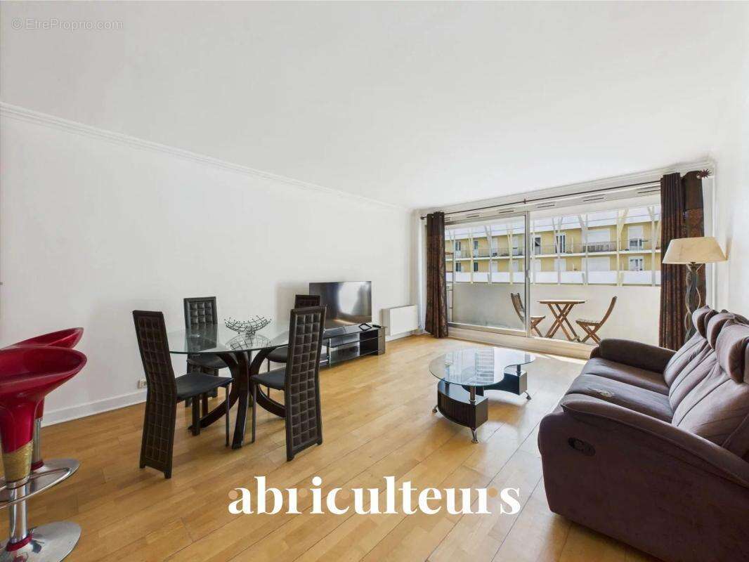 Appartement - 86 m² - Séjour lumineux avec accès balcon en vente à Courbevoie (92400) - photo 6