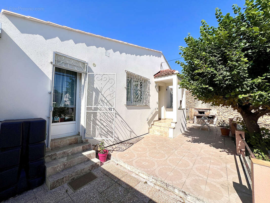 13013 MARSEILLE / Les Olives : Maison 3/4 pièces + studio indépendant sur 434m2 de terrain avec piscine. - photo 5