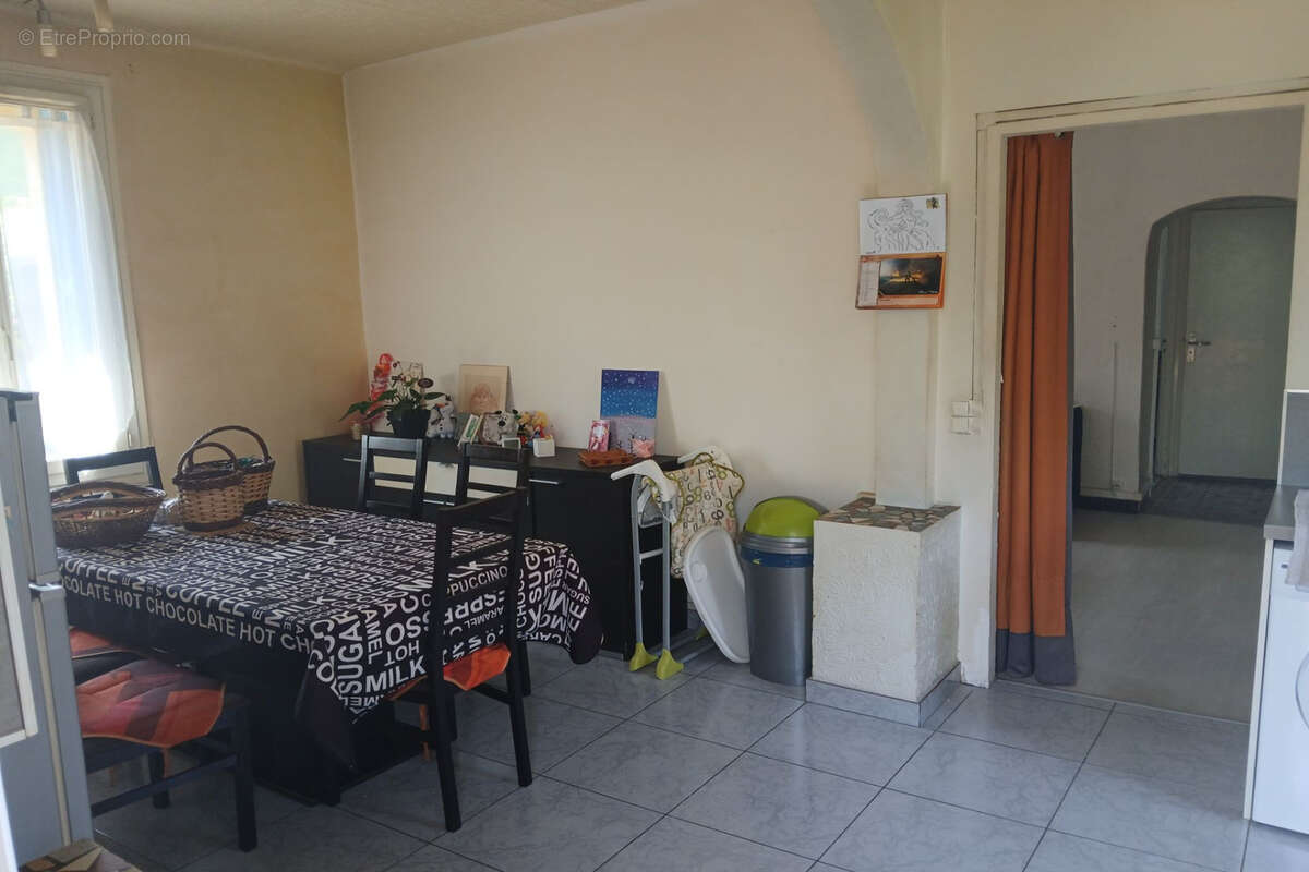 Appartement à REYNES