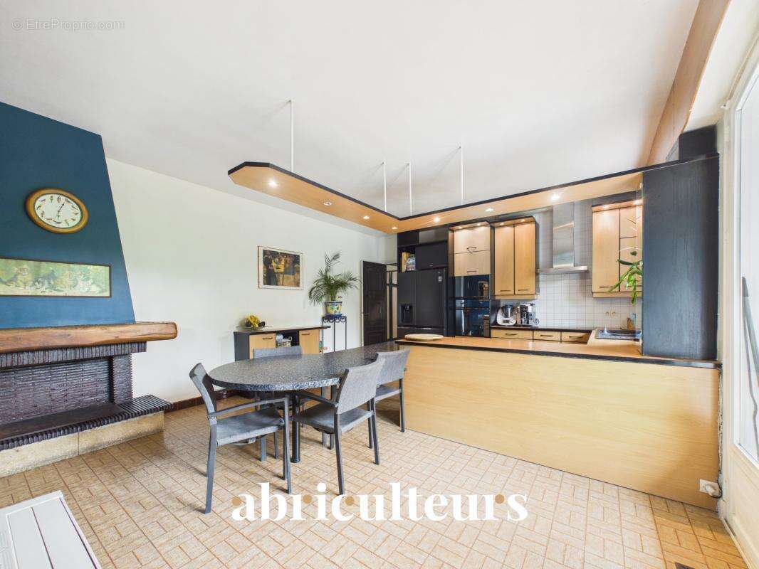 Magnifique Propriété Familiale de charme de 310 m² avec piscine et magnifique jardin arboré en vente à Yerres (91) - photo 9