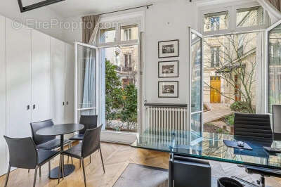 Commerce à PARIS-8E