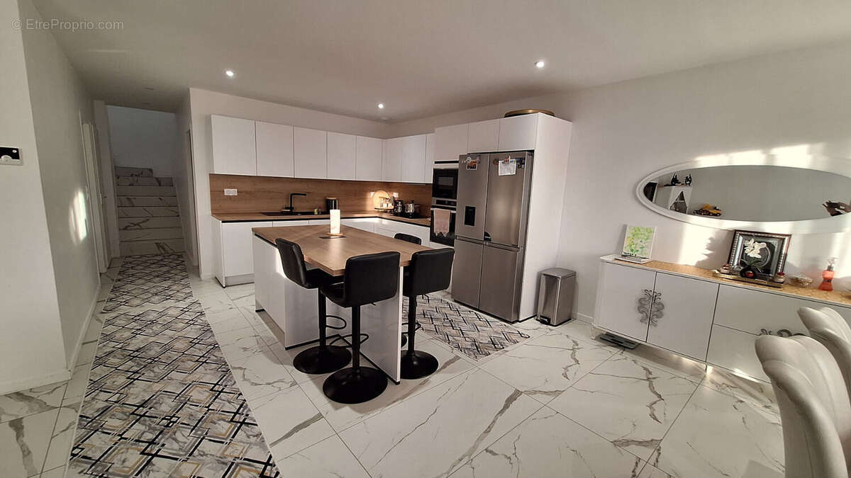 Maison à LES MARTRES-DE-VEYRE