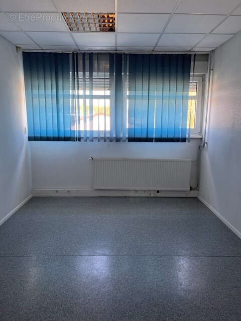 À vendre   Ensemble immobilier professionnel avec bureaux, entrepôts sur 8 136 m2 - photo 11