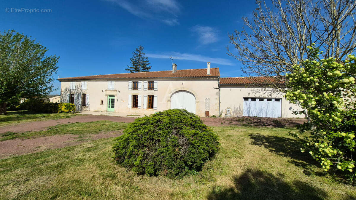 Maison à JARNAC-CHAMPAGNE