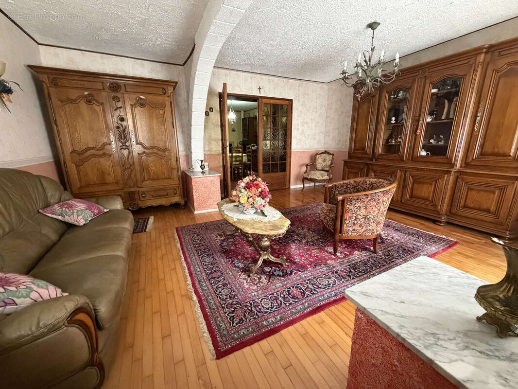 Maison mitoyenne F5 avec grange et dépendances sur 17,26 are - photo 3