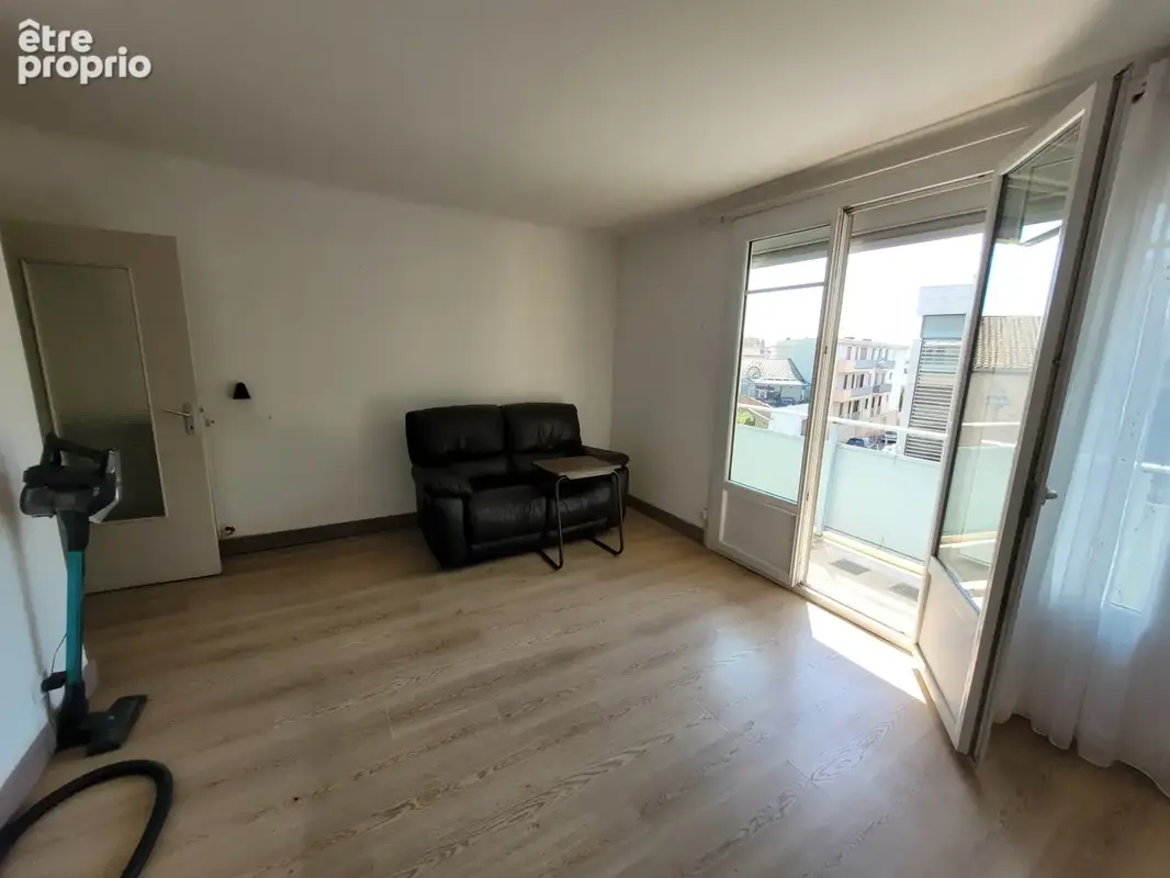 Narbonne Appartement de type 3 de 60 m2 habitables, coeur de ville, situé au 2ième étage avec ascenseur. - photo 2
