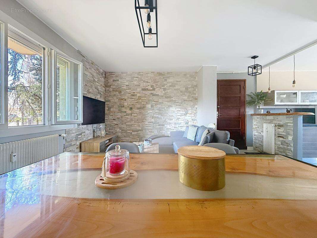 Appartement à SAINT-GENIS-LAVAL