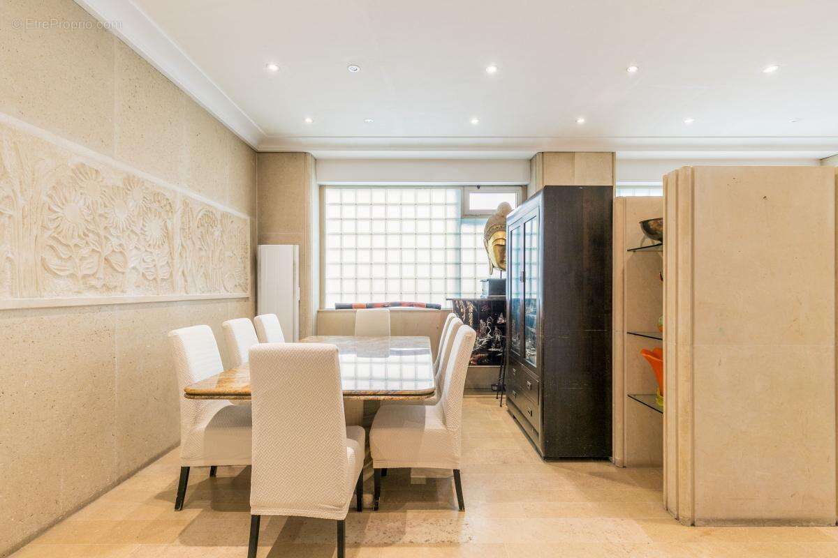 Commerce à PARIS-11E