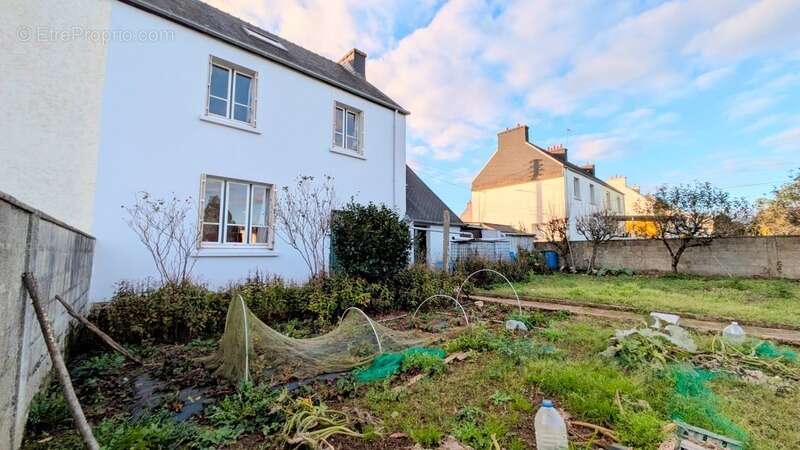 Maison à CHATEAUNEUF-DU-FAOU