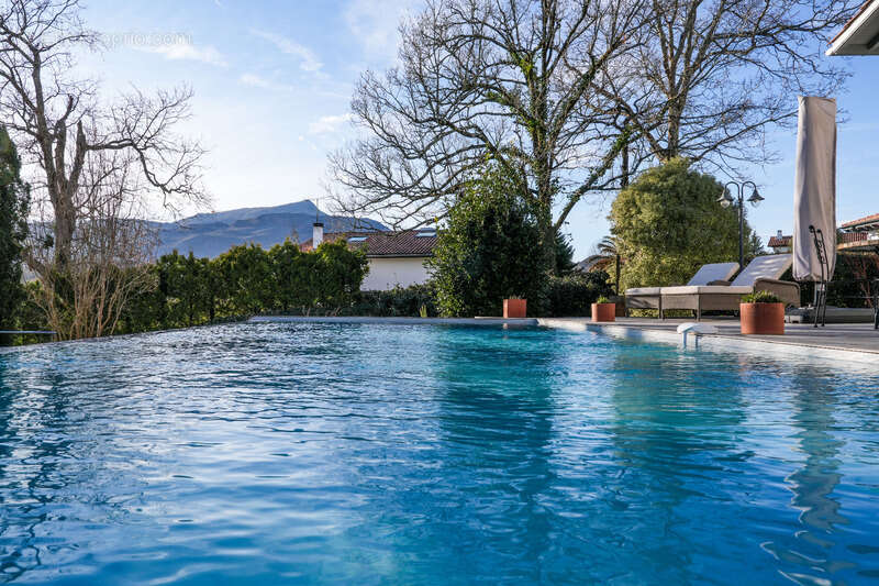 ASCAIN  Superbe maison familiale rénovée avec vue montagne - photo 2