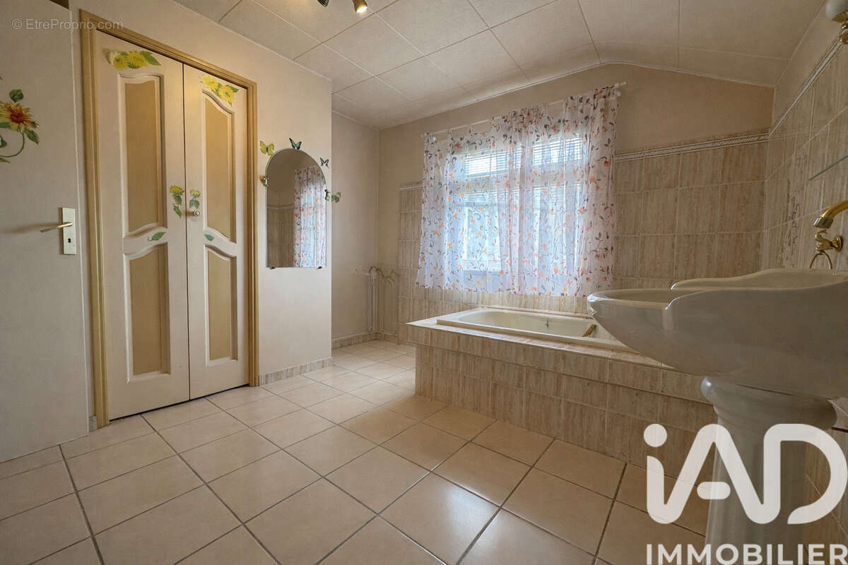 Maison 203 m² à Baigts-De-Bearn  - photo 7