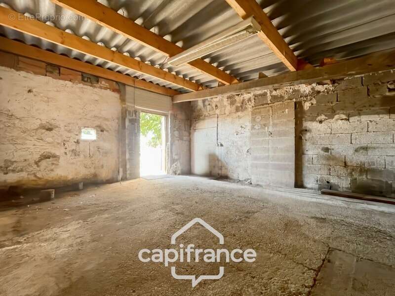 Alleins, maison de plain pied de   83m2 environ établie en zone agricole sur une parcelle de 3 400m2 m2 avec garage attenant - photo 19