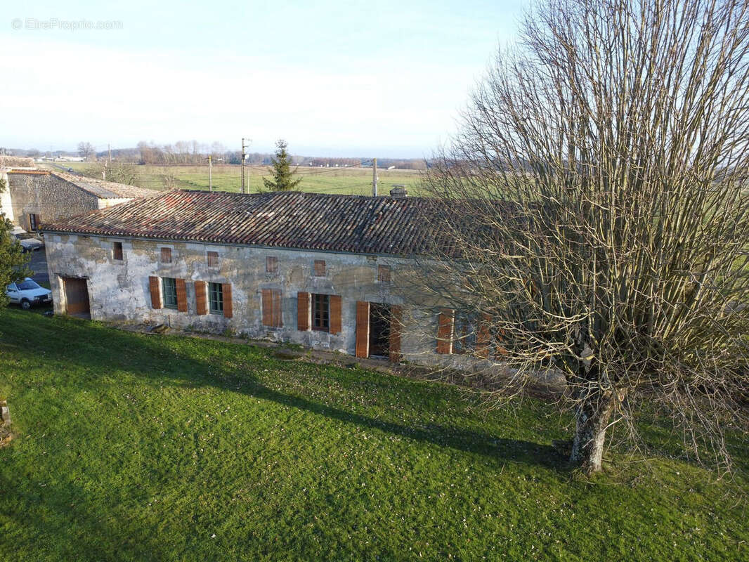 Maison à NIEUL-LE-VIROUIL